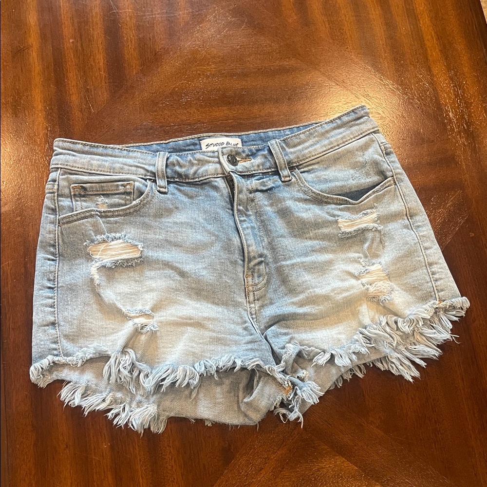 Trendy Frayed Light Blue Denim Shorts
